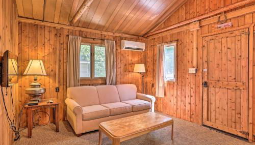 half Mi to Dtwn! Suttons Bay Cottage with Fire Pit - Foto 4