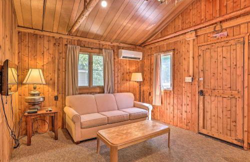 half Mi to Dtwn! Suttons Bay Cottage with Fire Pit - Foto 4