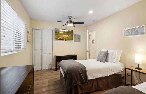 Stunning Beach Delight with Hot Tub, Fire Pit, Parking & Walk to Beach! - Foto 12