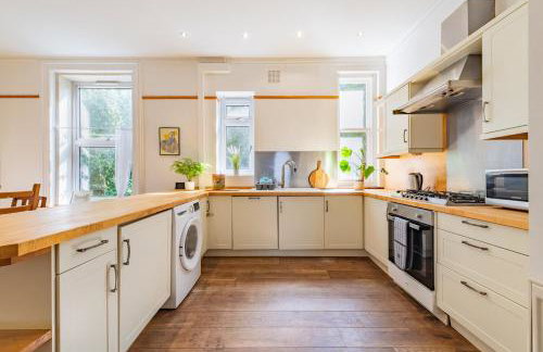 Spacious 4-Bedroom Home, Sleeps More with Extra Beds - Foto 17