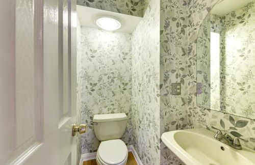 Large Yard with Pond Family Retreat in New Albany! - Foto 19