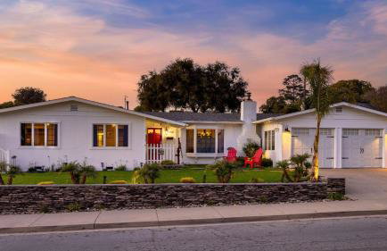 Coastal Retreat with Hot Tub Ocean Views Backyard Fun Newport Oasis by AvantStay - Foto 1