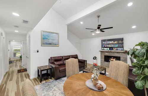 Arlington Entertainment District Home Green & White Door - Foto 41