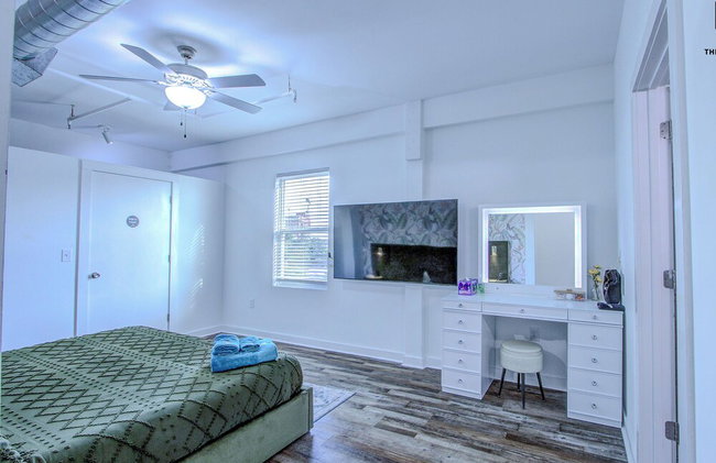 BRAND NEW Modern 1BD Loft in Downtown with free parking - Photo 106