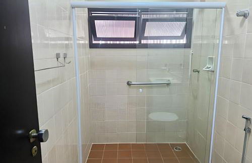 Perto da Praia com ar e estacionamento - Foto 7