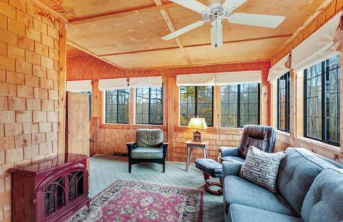 Secluded cabin on 10 acres - hot tub & game room! - Foto 44