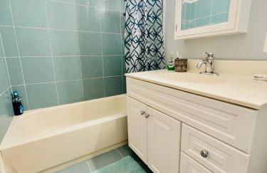 Designer Themed 4 Bedroom in Best Location with Patio and Fireplace - Foto 34