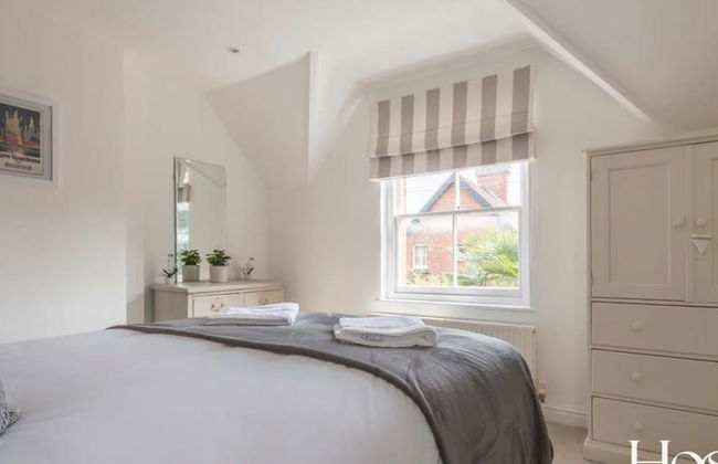 Stunning Character House In The Centre of Henley - Photo 2