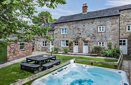 School House, cosy cottage for 12 with hot tub in the Peak District - Photo 1