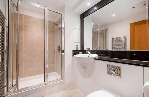 Central 2 bed with Large Terrace - Photo 11