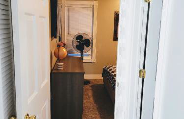 Nice house with private parking, king bed fenced yard - Foto 31