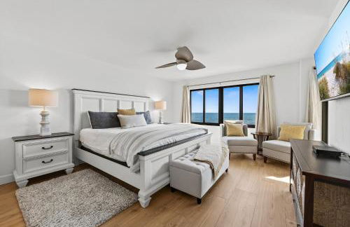 Luxury direct oceanfront corner with a large private balcony, heated pool and garage - Photo 1