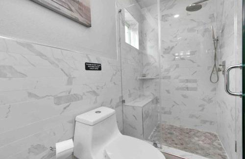 Prolific Red Luxe: Private Deck + Stylish Living - Photo 28