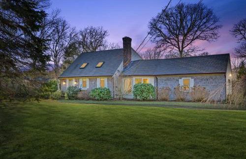 Cozy Cape Retreat with Fenced Yard Fire Pit - Foto 5