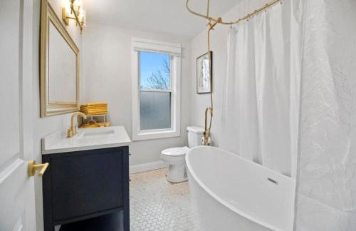 Main Street Oasis Pool and Hot Tub Sleeps 8 - Foto 17