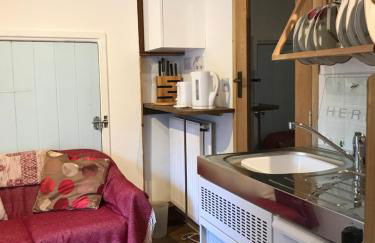 Tiny Cosy Snug - Photo 16