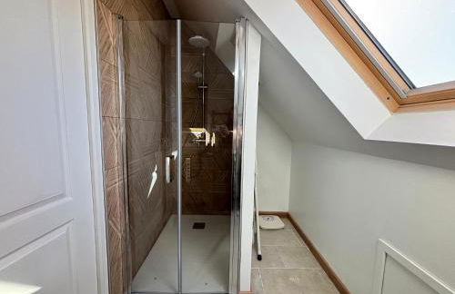 Saint Ho Mer Maison lumineuse vue mer 8 pers 4 chambres 2 sdb 2 WC étage rénové en 2025 belle terrasse grand jardin clos parking 8 mn à pied petite plage grand jardin près de Port en Bessin, Bayeux et plage Omaha beach - Foto 25