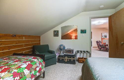 1 Mi to Rangeley Lake Cabin with Wraparound Deck! - Foto 21