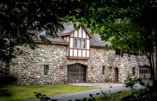 Castle Gatehouse Rental for a Unique Getaway near Bolton Landing, New York - Foto 1