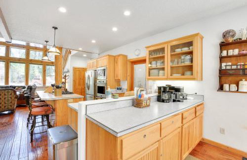 Peaceful Rhododendron Cabin with Fire Pit and Hot Tub! - Foto 10