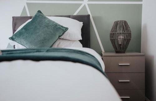 Huge Apartment - 8 Beds - Free Parking - Long Stays! - Foto 24