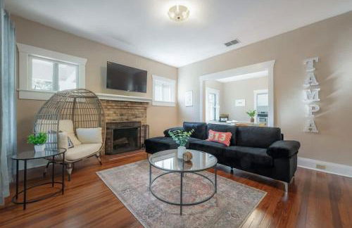 Historic & Cozy Bungalow by Downtown - Foto 1