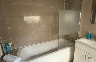 Cozee 2-bed in WV11 ideal for long work stays & relocation cls to New cross hospital M54&M6 - Photo 9