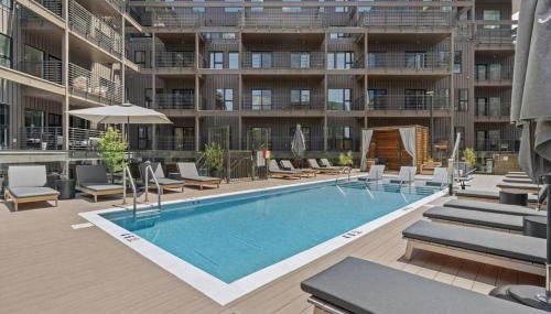 Skyline View, Pool, Gym, Balcony's, Walk to BWay! - Foto 4