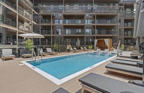 Skyline View, Pool, Gym, Balcony's, Walk to BWay! - Foto 4