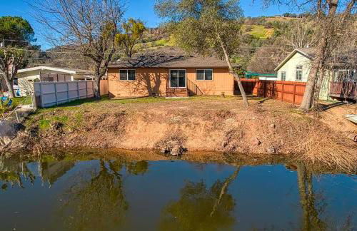 Lakefront Retreat • Private Yard + Fireplace - Foto 8
