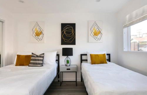 Enjoy Stylish 4BR Townhouse Sleeps 8 with Wi-Fi - Foto 24