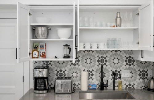 Light-Filled Modern Flat Near 25th Street Fun - Photo 25