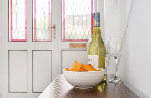 Beautiful Orpington Home w Pool Table and Driveway - Photo 34