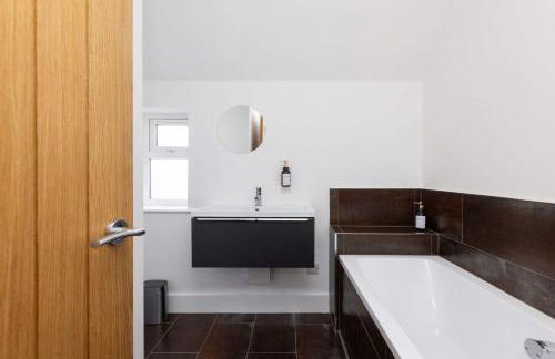 Modern 5-Bedroom Retreat Nr Coast - Foto 30