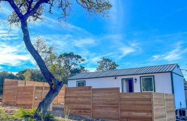 Cozy Tiny House Ideal for a Couples Retreat in Lake Hills, Texas - Foto 1