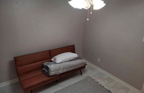 1700 SQFT Baytown Comfy Corporate Budget Oasis - Foto 4