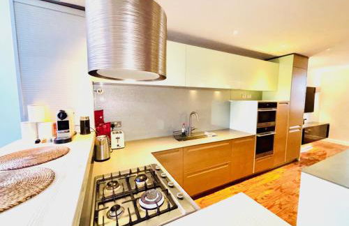 Elegant and Modern 3-Bedroom Victorian House in Westminster, London - Photo 6