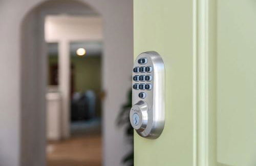 Bright & Stylish 4BR Spot - Close to Downtown Fun - Foto 42