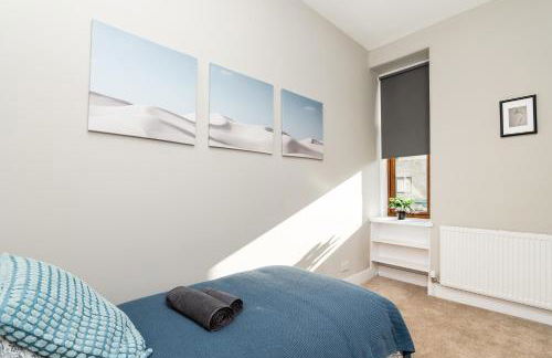 2 Bedroom Flat - Free Parking - by Holiday Homes - Foto 3