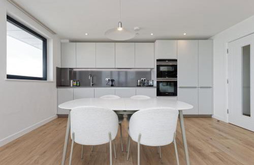 Gorgeous 2 Bed Apartment with Stunning Sea Views with Free Parking and Fast Internet - Foto 3