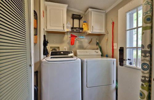 The Bomoseen Bungalow - Vermont Lake House Close to Ski Resorts! Private dock, ski rental ticket deals - Foto 30