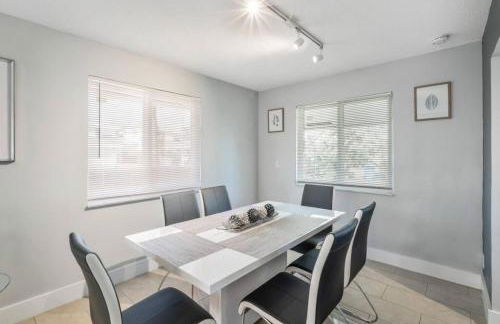 Roxanas 3bed 2bath Home with Modern Interior and BBQ Backyard - Photo 22