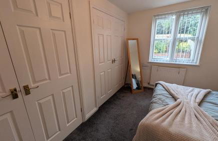 Large Modern House With Private Parking - Photo 80