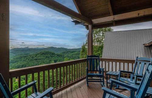 4BR Cabin with Ski Resort, Mtn Views & Hot Tub - Foto 118