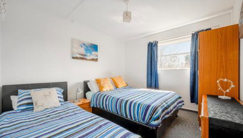 2 Bed Chalet - Sleeps 3 - River and mountain views - Foto 5