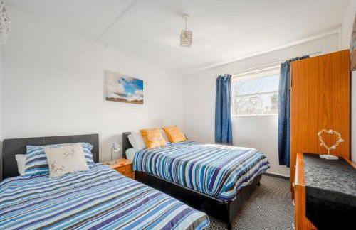 2 Bed Chalet - Sleeps 3 - River and mountain views - Foto 5