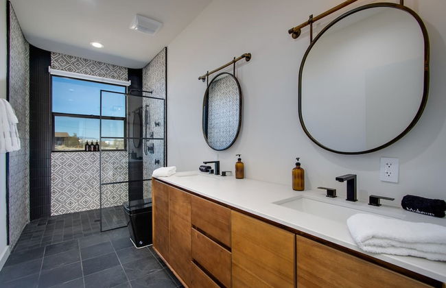 Luxe Modern Escape w Pool Hot Tub Firepit Desert View Lassen by Avantstay - Photo 21