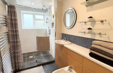 Beautiful 2 bedroom garden flat w/ free parking - Foto 6