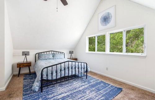 Hot Tub, Wraparound Deck, & WiFi at Chalet Cabin - Foto 13