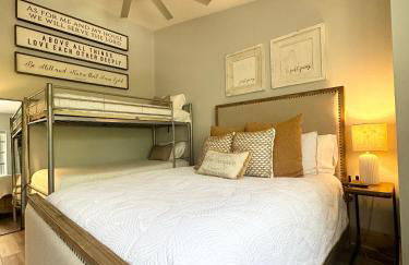 Villa Valbuena Palm Oasis In-Laws Quarters 4-Story Unit With Rooftop Retreat - Photo 28